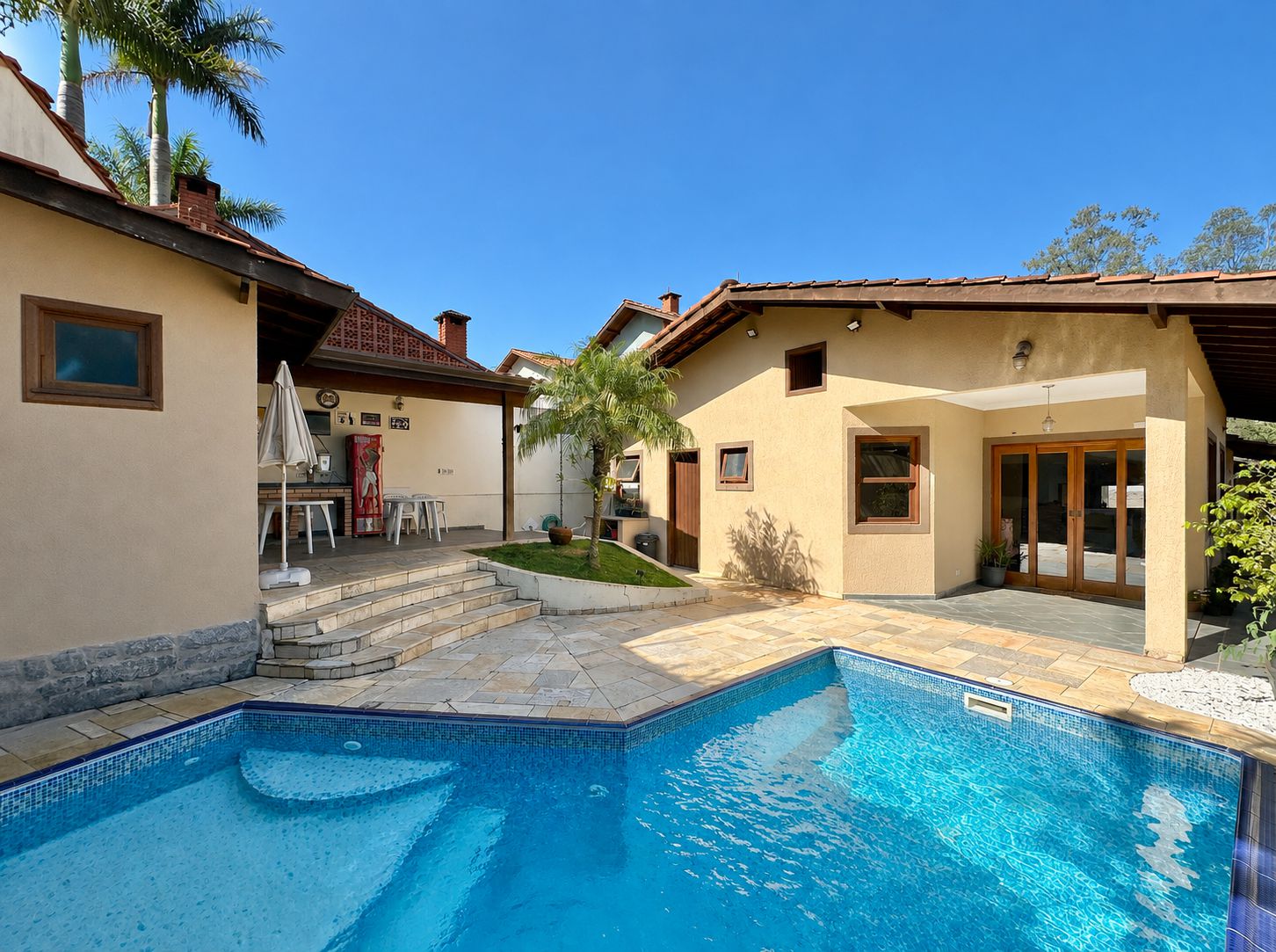 Casa com 3 dormitórios (sendo 1 suíte), lareira, piscina e gourmet, foto 2 de 46