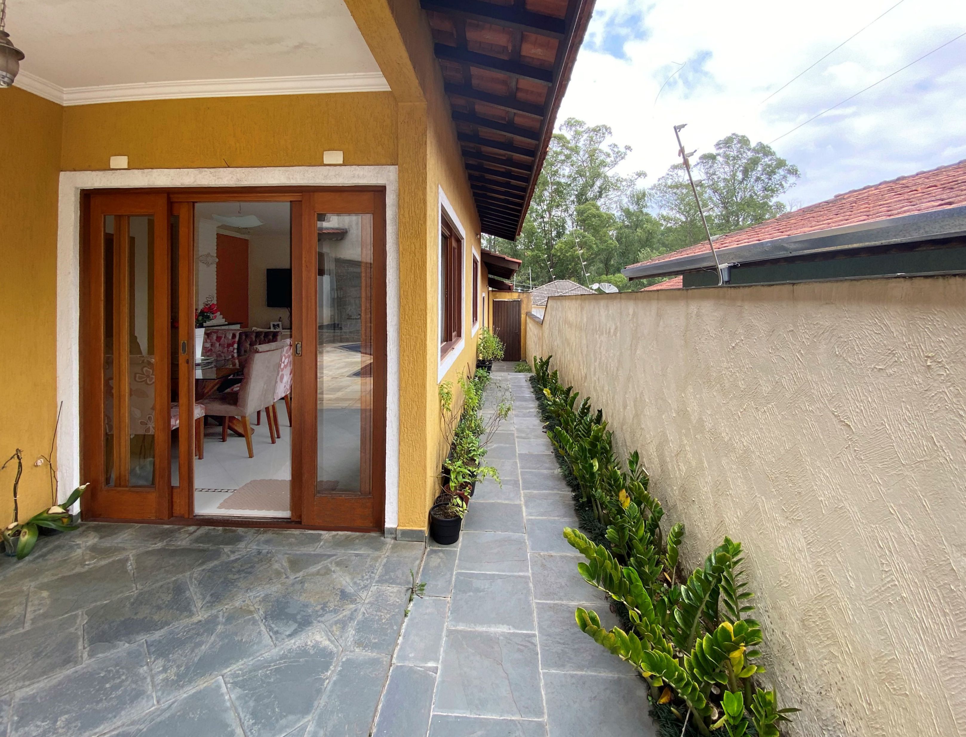 Casa com 3 dormitórios (sendo 1 suíte), lareira, piscina e gourmet, foto 8 de 46