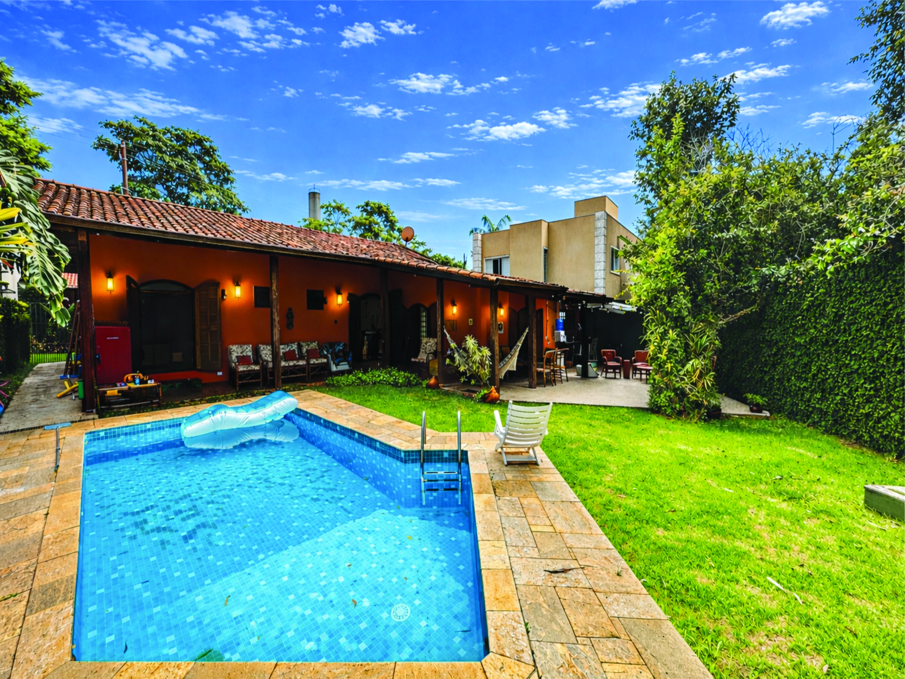 Casa 3 dormitórios / 1suíte. TÉRREA, privacidade, avarandada e piscina na Granja Viana, foto 1 de 47