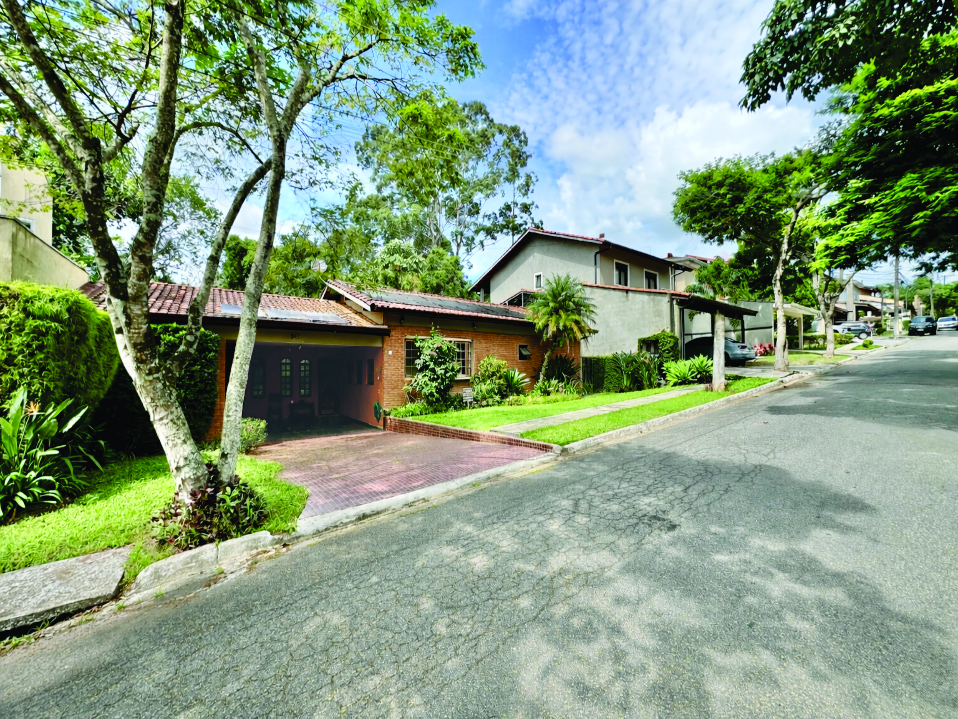 Casa 3 dormitórios / 1suíte. TÉRREA, privacidade, avarandada e piscina na Granja Viana, foto 2 de 47
