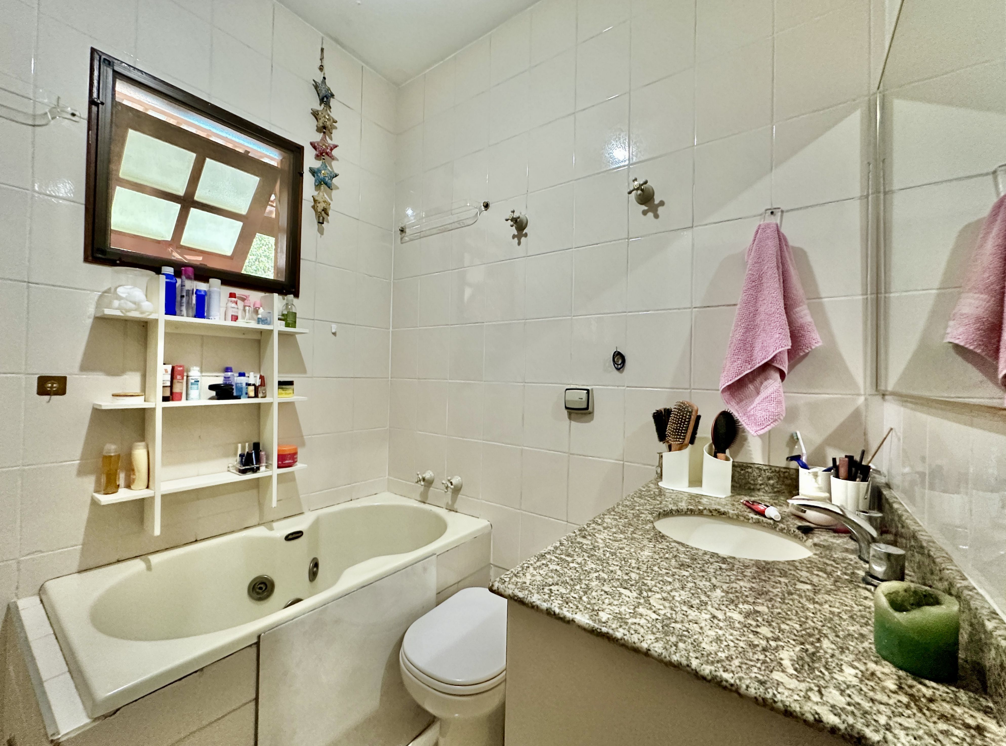 Casa 3 dormitórios / 1suíte. TÉRREA, privacidade, avarandada e piscina na Granja Viana, foto 8 de 47