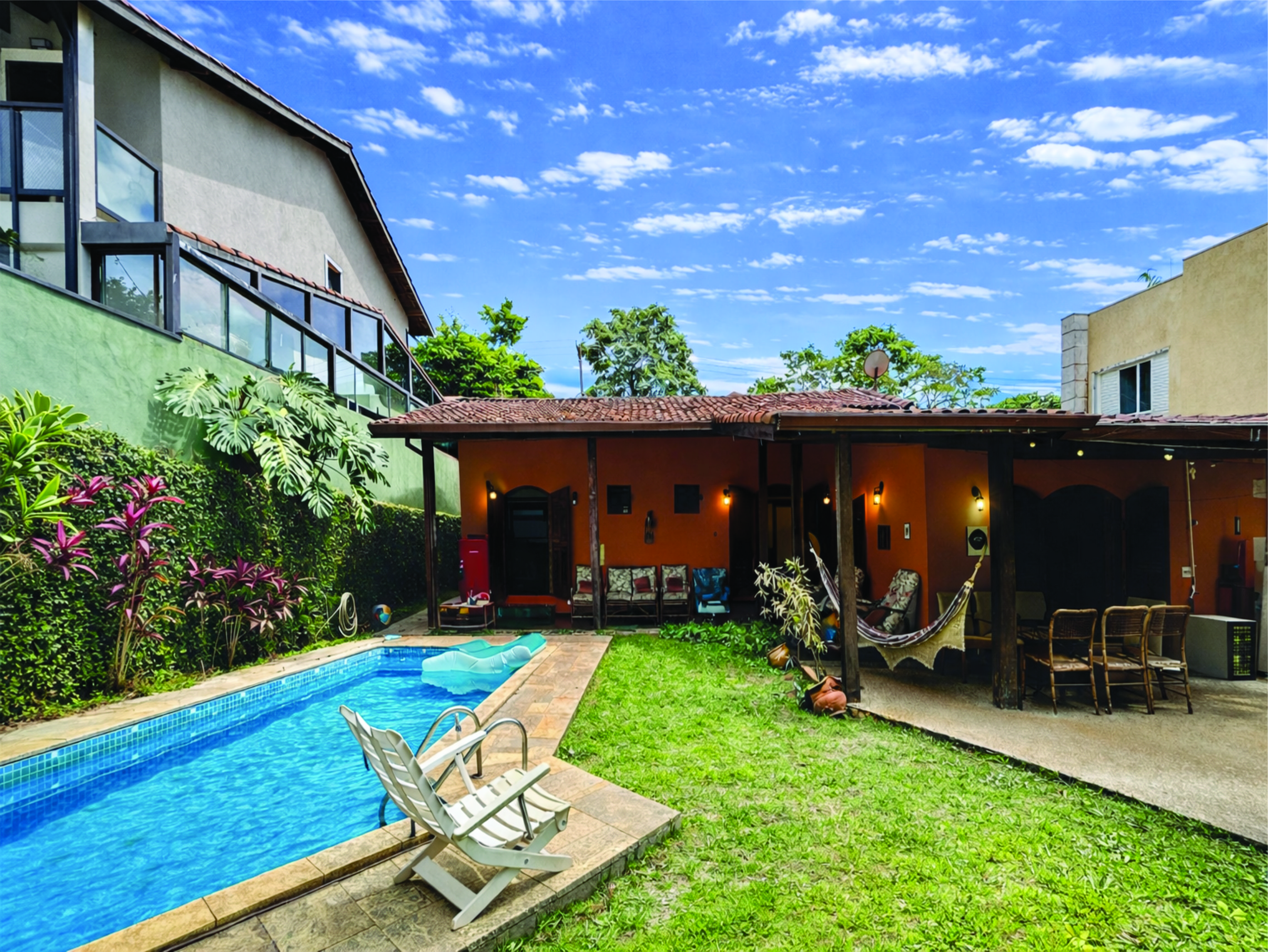 Casa 3 dormitórios / 1suíte. TÉRREA, privacidade, avarandada e piscina na Granja Viana, foto 14 de 47
