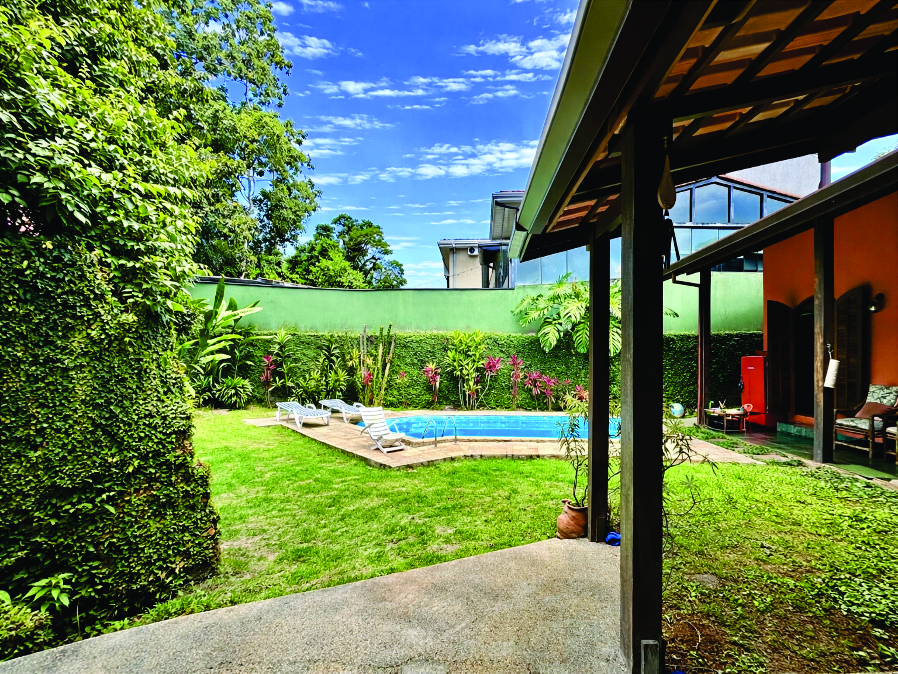 Casa 3 dormitórios / 1suíte. TÉRREA, privacidade, avarandada e piscina na Granja Viana, foto 20 de 47