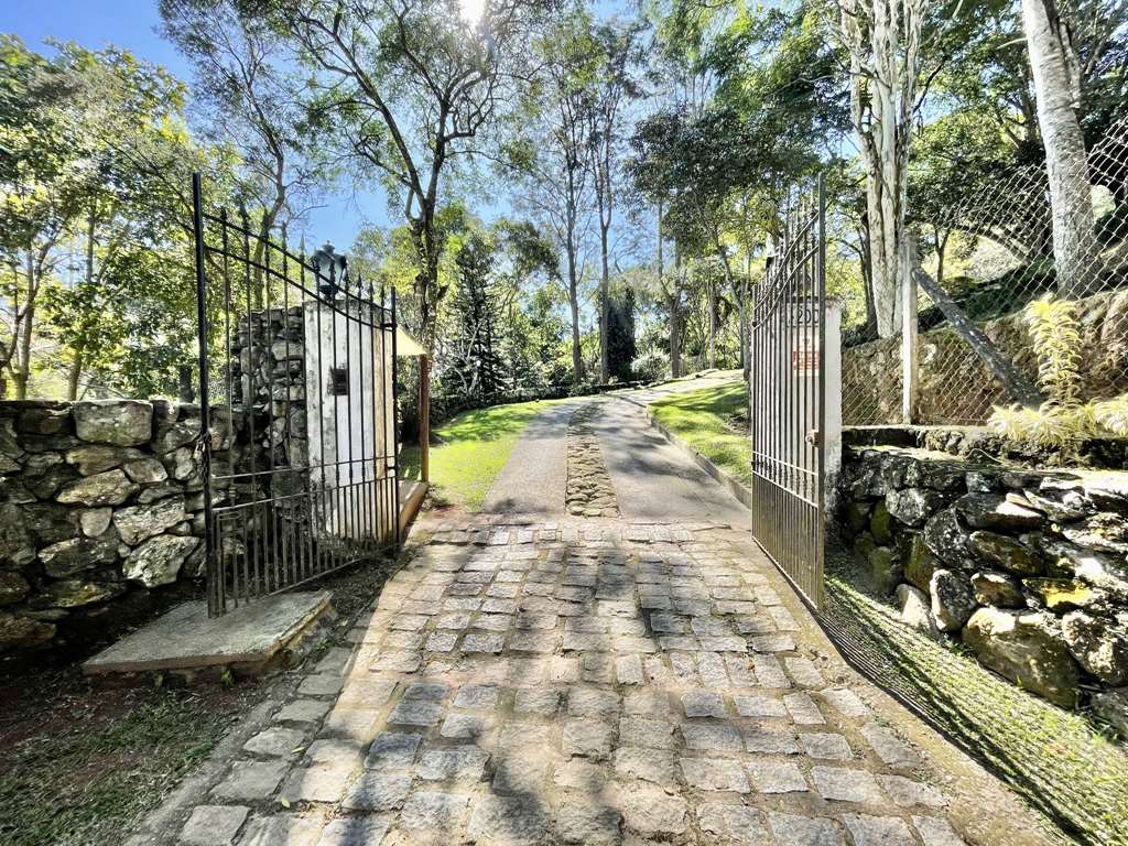Casa com 3dormitórios/1suíte + hóspedes +caseiro / por 1.570.000,00, foto 2 de 49