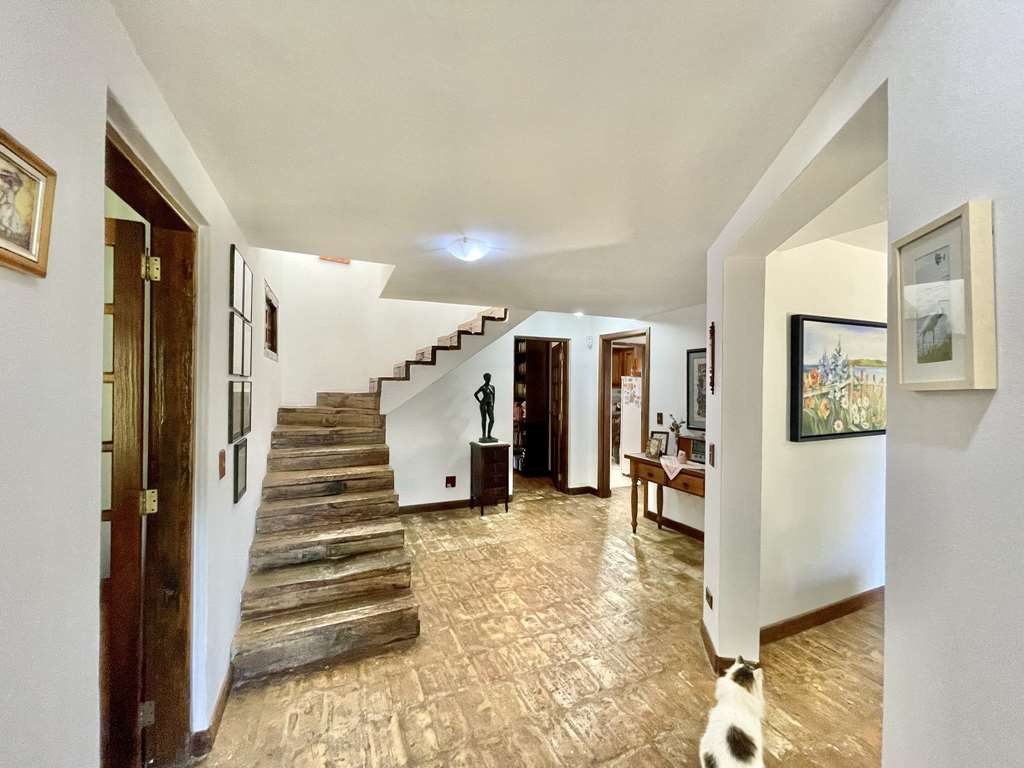 Casa com 3dormitórios/1suíte + hóspedes +caseiro / por 1.570.000,00, foto 14 de 49