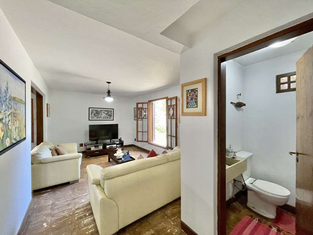 Casa com 3dormitórios/1suíte + hóspedes +caseiro / por 1.570.000,00, foto 17 de 49