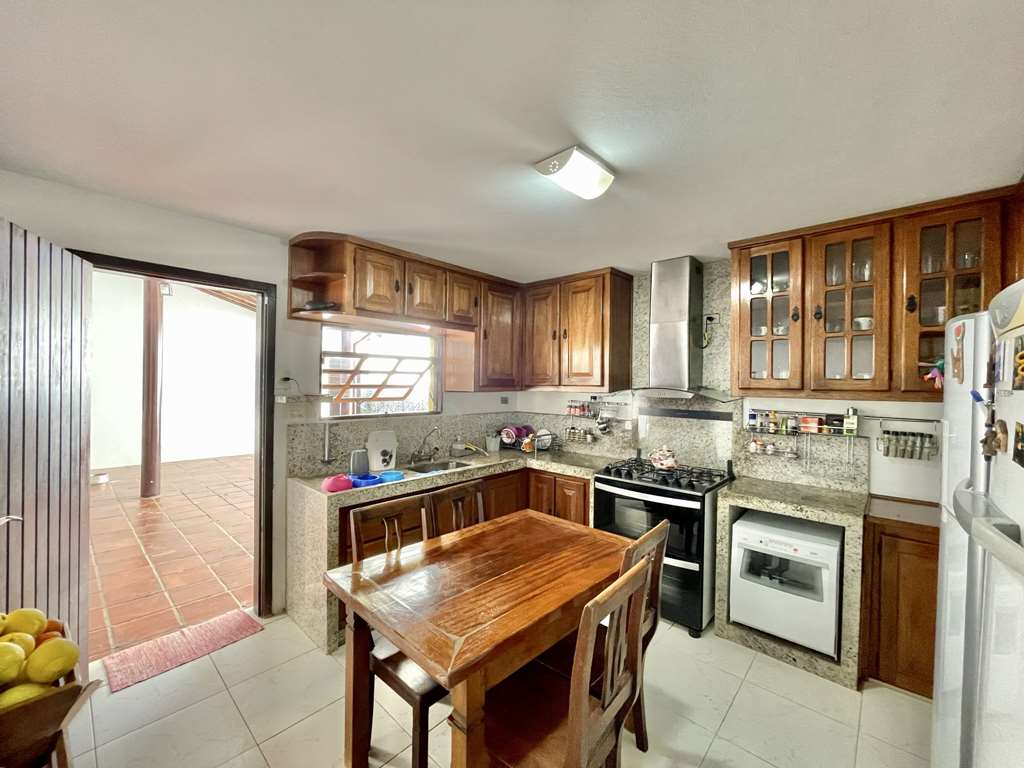 Casa com 3dormitórios/1suíte + hóspedes +caseiro / por 1.570.000,00, foto 21 de 49