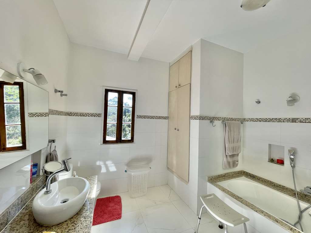 Casa com 3dormitórios/1suíte + hóspedes +caseiro / por 1.570.000,00, foto 31 de 49