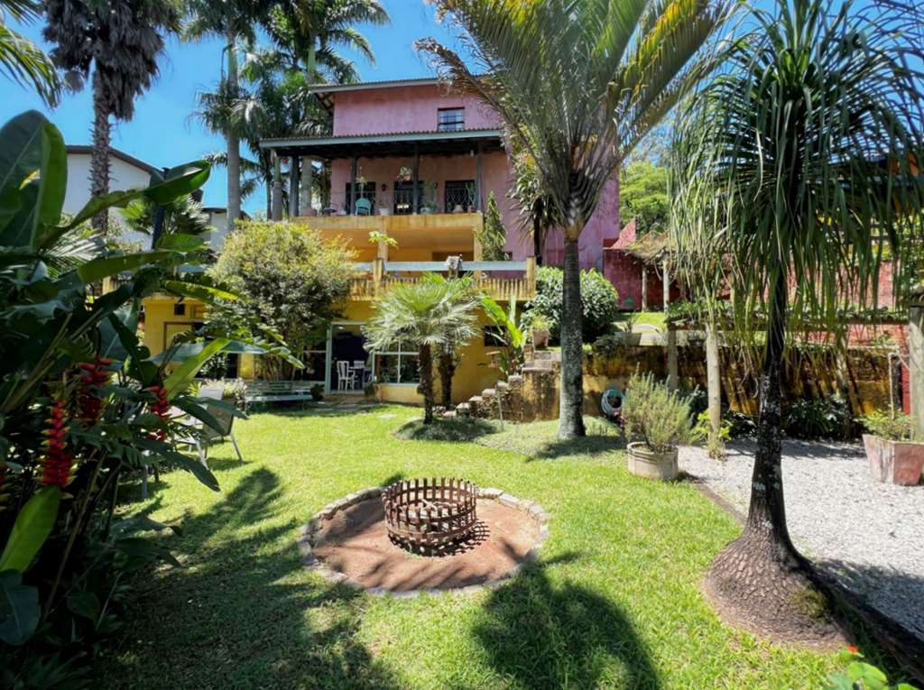 Casa com 5 dormitórios / 2suítes - Rústica e gourmet na Granja Viana, foto 1 de 65