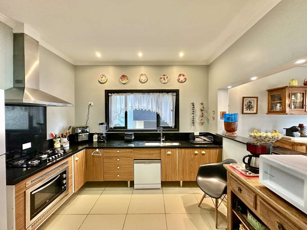 Casa com 3 suítes, amplo salão inferior e varanda gourmet c/ jacuzzi, foto 17 de 64