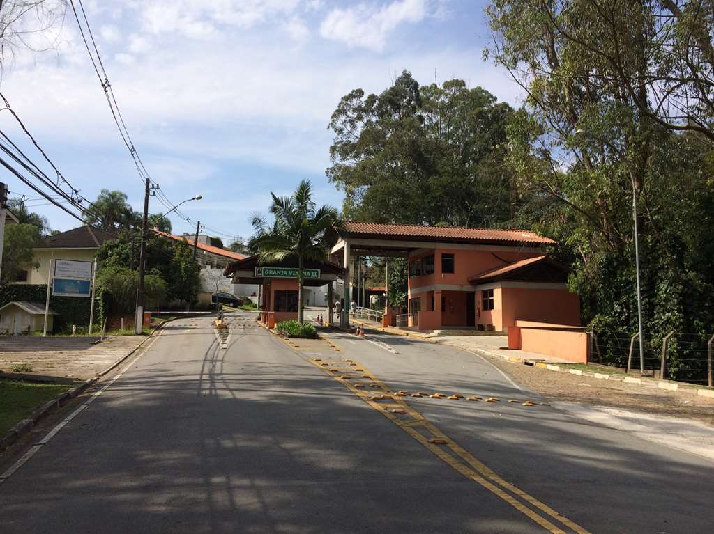Casa com 4 dormitórios / 2 suíte na Granja Viana, foto 2 de 53