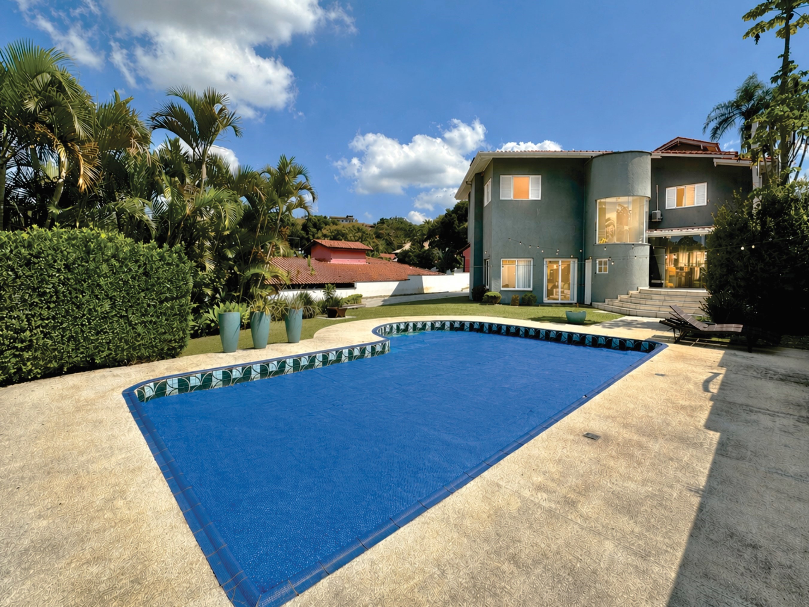 Casa com 4 dormitórios / 2 suíte na Granja Viana, foto 1 de 53