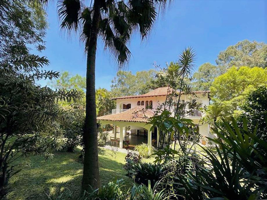 Linda Casa com 4 dormitórios / 2 suíte na Granja Viana, foto 4 de 55