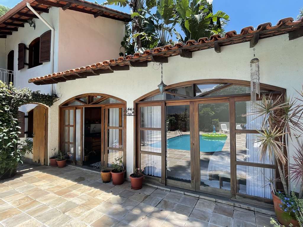 Linda Casa com 4 dormitórios / 2 suíte na Granja Viana, foto 47 de 55