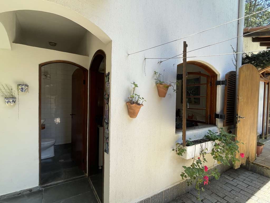Linda Casa com 4 dormitórios / 2 suíte na Granja Viana, foto 49 de 55