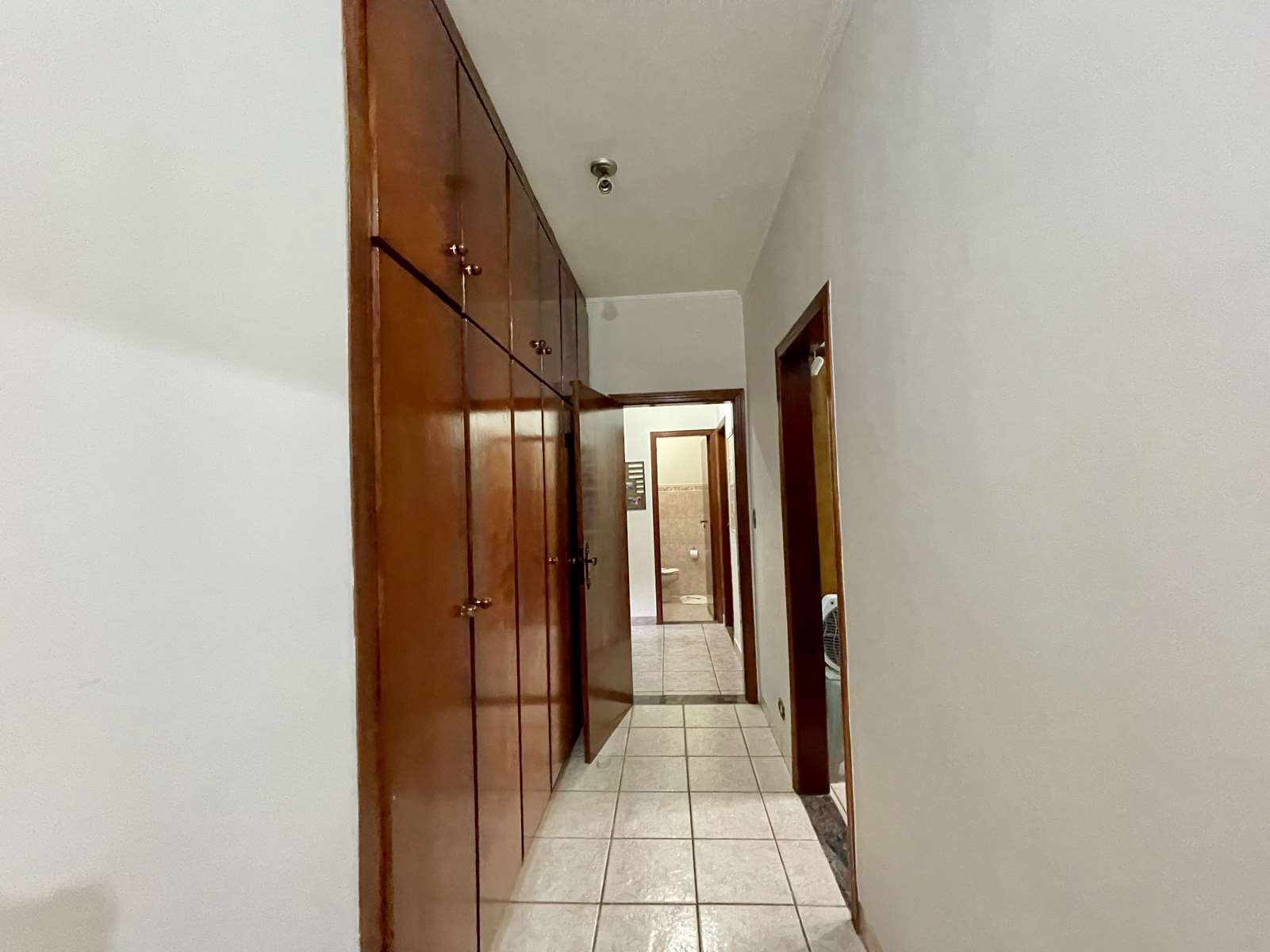 Casa térrea com 3 suítes na Granja Viana, foto 2 de 48