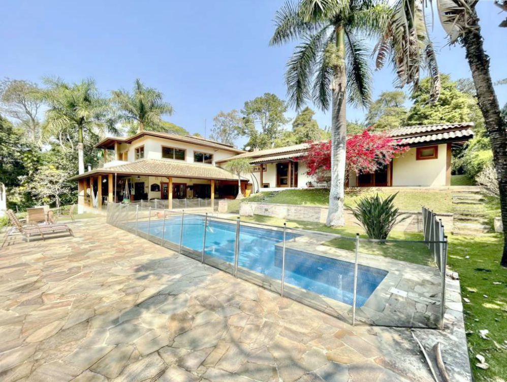 Casa com 4 suítes, piscina e campo de futebol na Granja Viana, foto 1 de 48