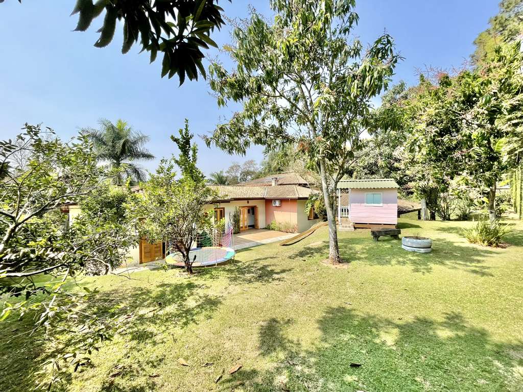Casa com 4 suítes, piscina e campo de futebol na Granja Viana, foto 17 de 48