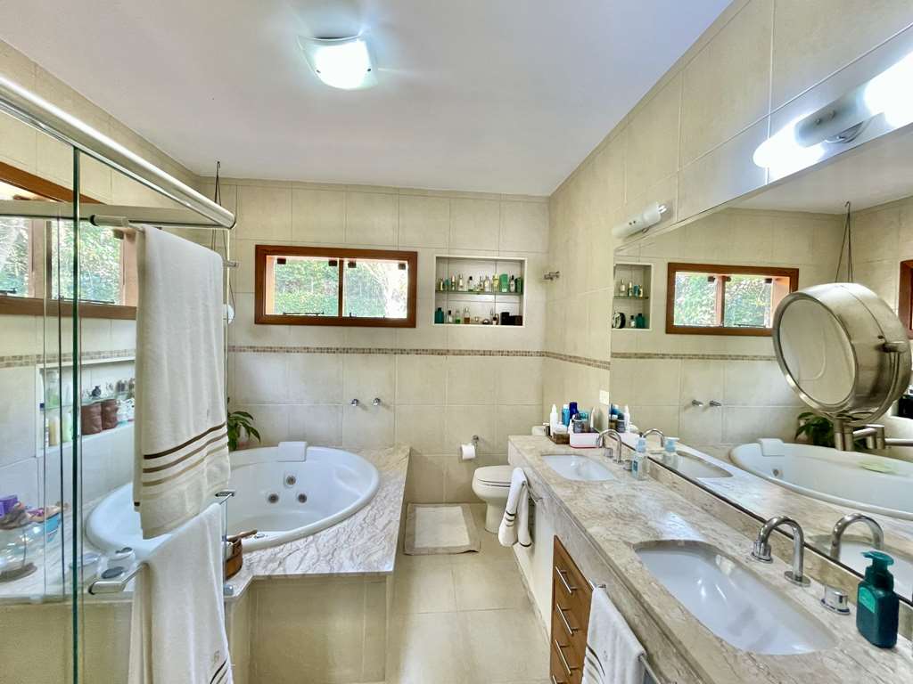 Casa com 4 suítes, piscina e campo de futebol na Granja Viana, foto 38 de 48