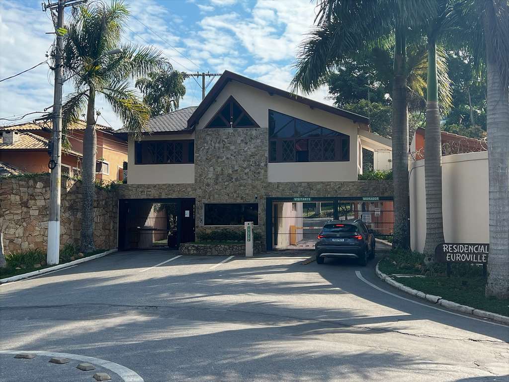 Casa ampla com 5 dormitórios / 4 suítes (1 no térreo) na Granja Viana, foto 2 de 47