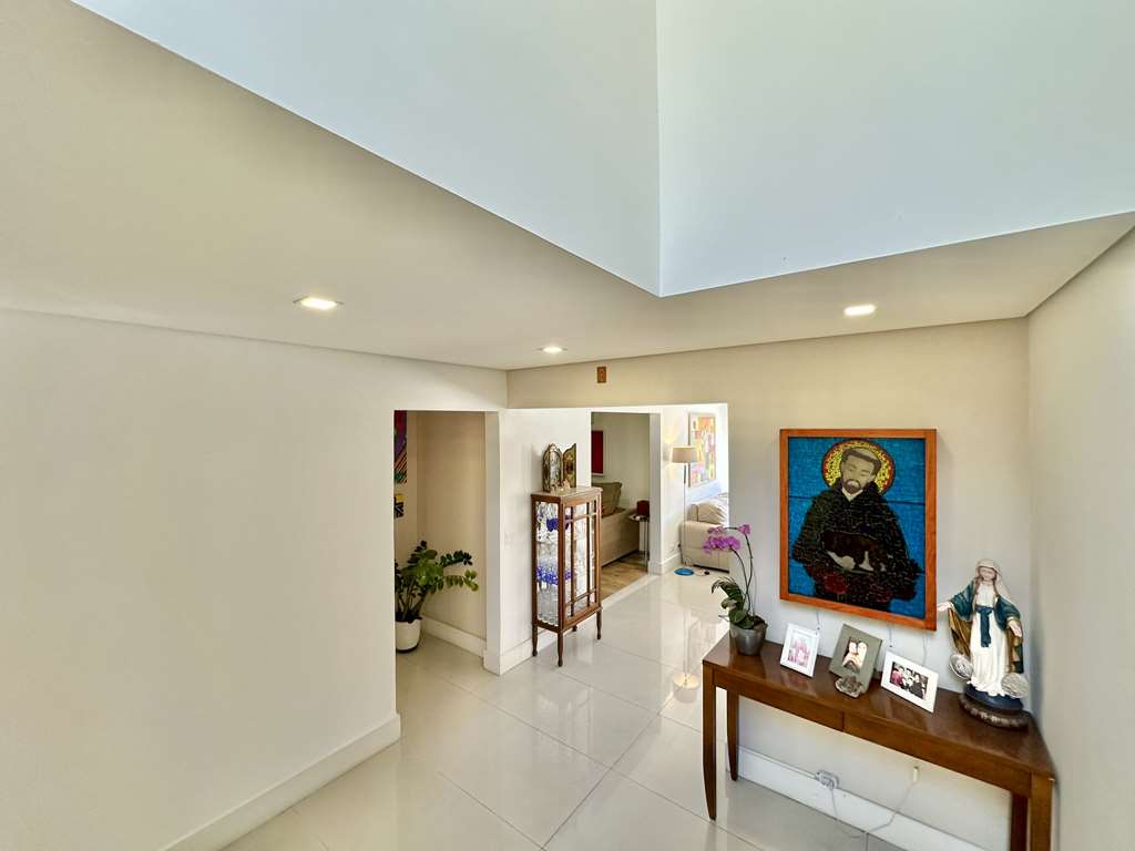 Casa ampla com 5 dormitórios / 4 suítes (1 no térreo) na Granja Viana, foto 5 de 47