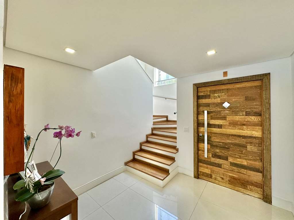 Casa ampla com 5 dormitórios / 4 suítes (1 no térreo) na Granja Viana, foto 29 de 47