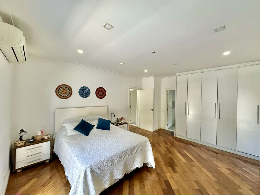 Casa ampla com 5 dormitórios / 4 suítes (1 no térreo) na Granja Viana, foto 33 de 47