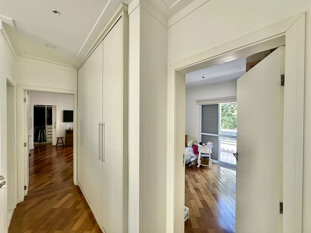 Casa ampla com 5 dormitórios / 4 suítes (1 no térreo) na Granja Viana, foto 42 de 47