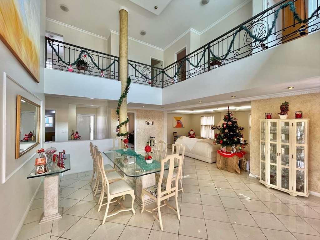 Linda casa com 4 suítes na Granja Viana, foto 5 de 49