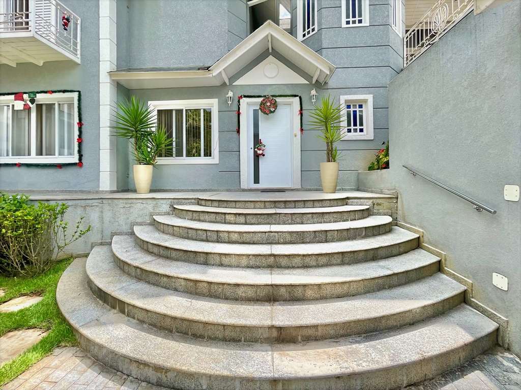 Linda casa com 4 suítes na Granja Viana, foto 8 de 49