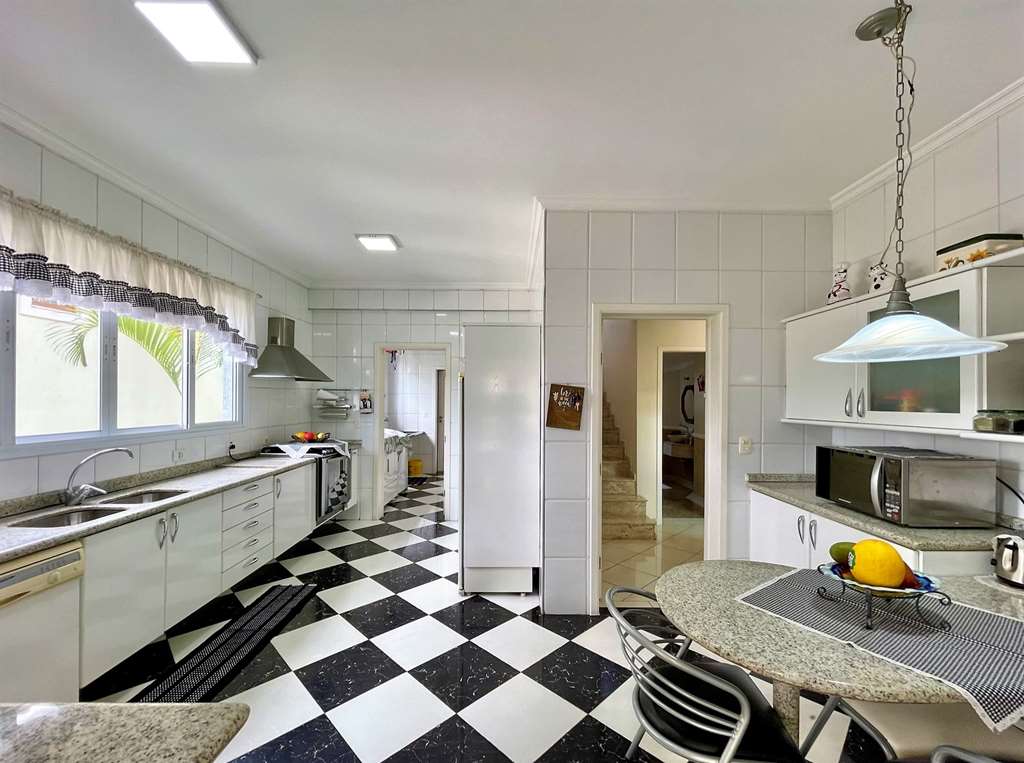 Linda casa com 4 suítes na Granja Viana, foto 20 de 49