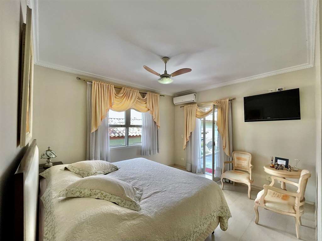 Linda casa com 4 suítes na Granja Viana, foto 22 de 49
