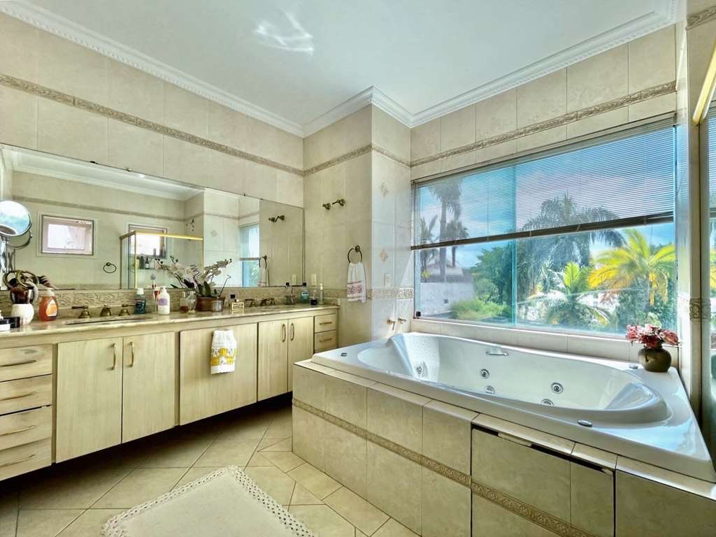 Linda casa com 4 suítes na Granja Viana, foto 24 de 49