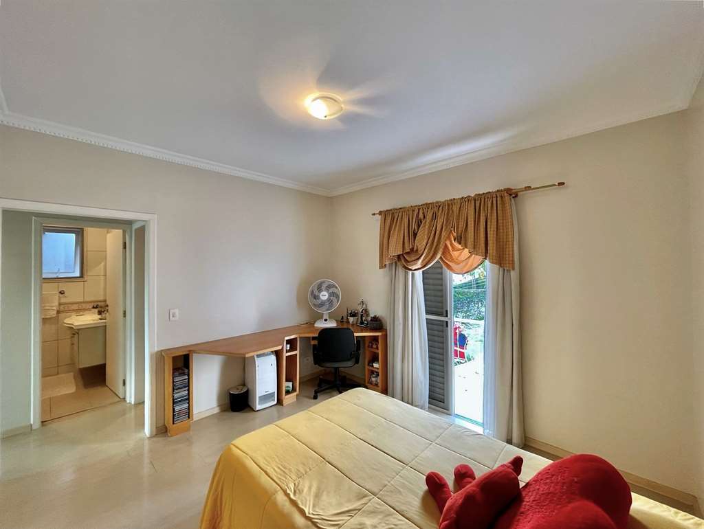 Linda casa com 4 suítes na Granja Viana, foto 25 de 49