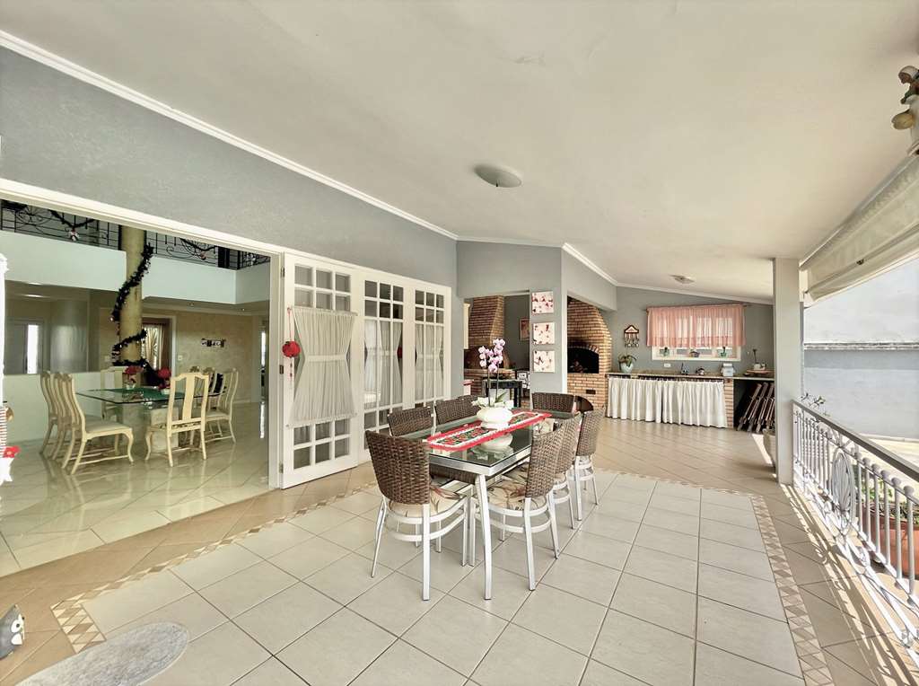Linda casa com 4 suítes na Granja Viana, foto 36 de 49
