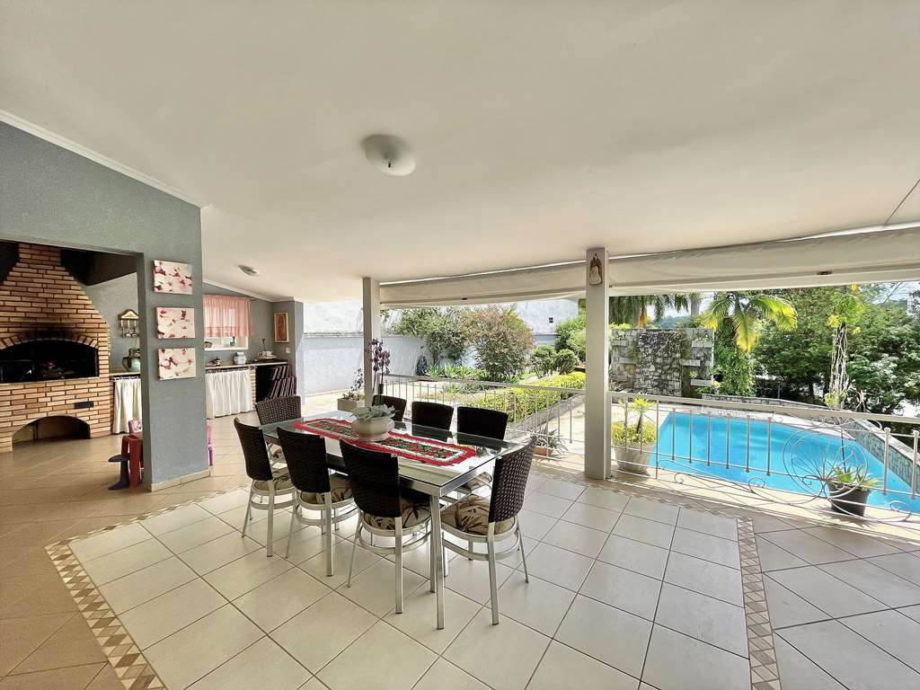 Linda casa com 4 suítes na Granja Viana, foto 38 de 49