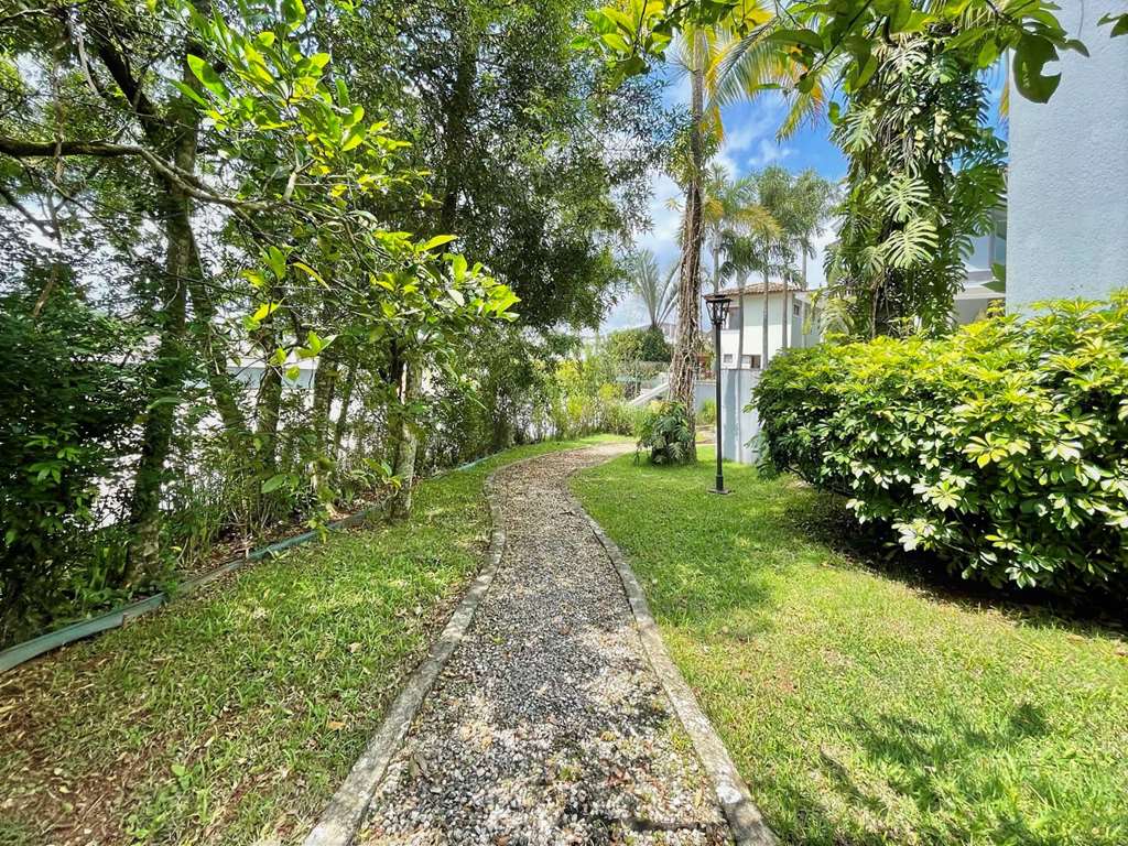 Linda casa com 4 suítes na Granja Viana, foto 47 de 49