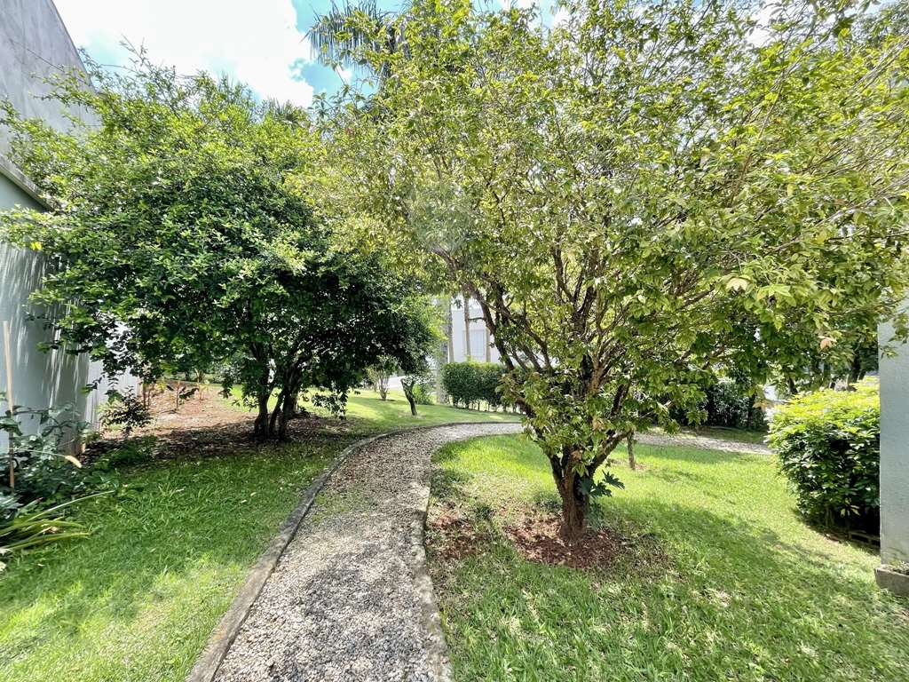 Linda casa com 4 suítes na Granja Viana, foto 48 de 49