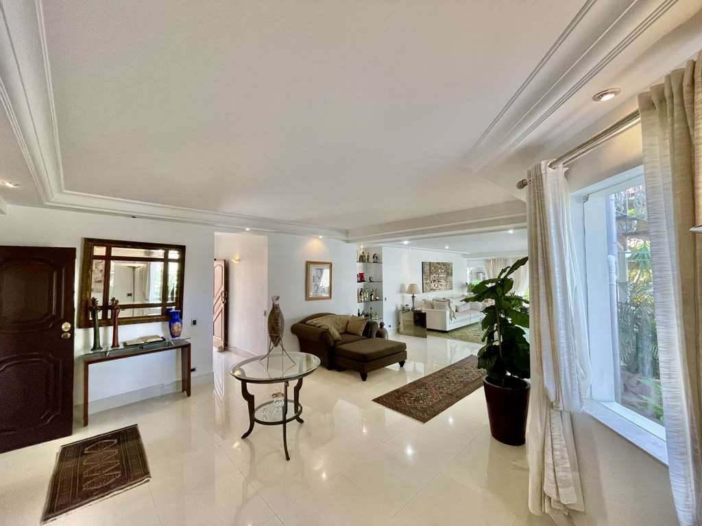 Ótima casa com 4 suítes na Granja Viana, foto 9 de 52
