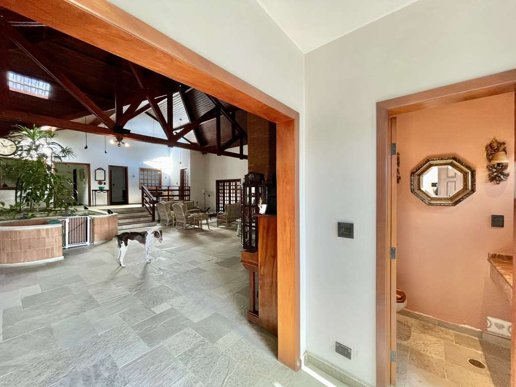 Linda casa com 5 suítes no miolo da Granja Viana, foto 11 de 53