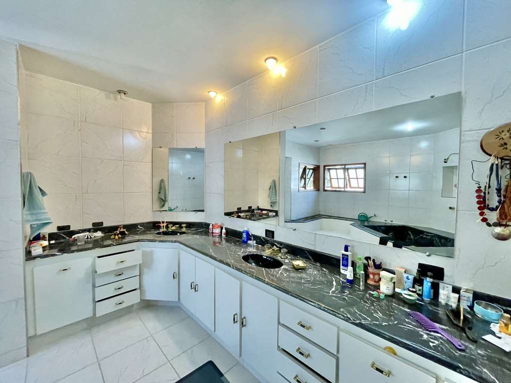 Linda casa com 5 suítes no miolo da Granja Viana, foto 30 de 53