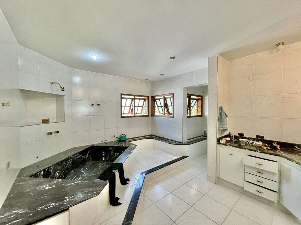 Linda casa com 5 suítes no miolo da Granja Viana, foto 31 de 53