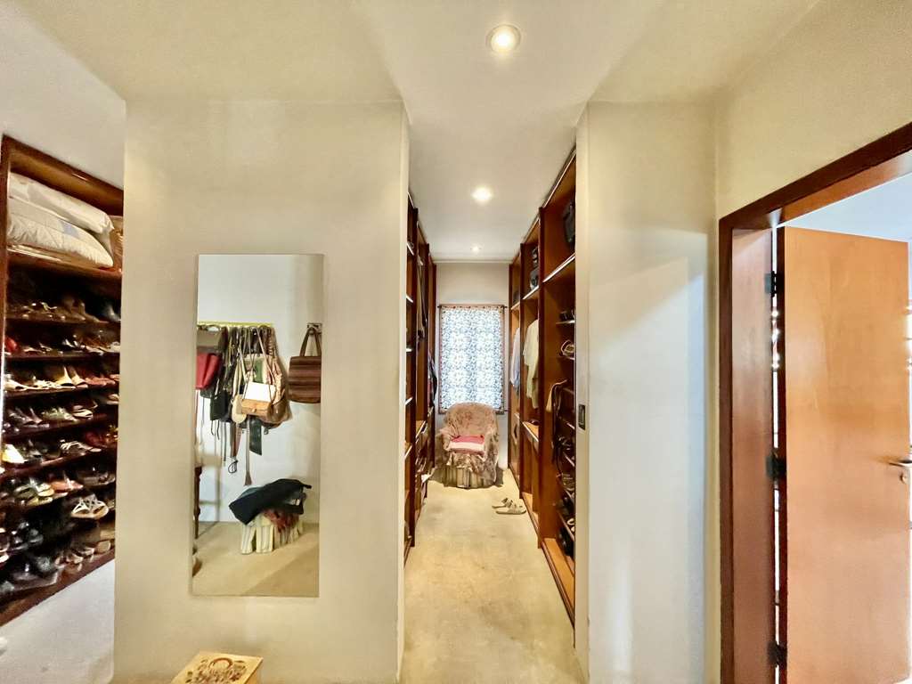 Linda casa com 5 suítes no miolo da Granja Viana, foto 35 de 53