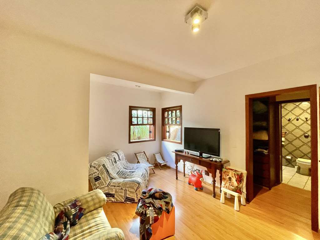 Linda casa com 5 suítes no miolo da Granja Viana, foto 41 de 53