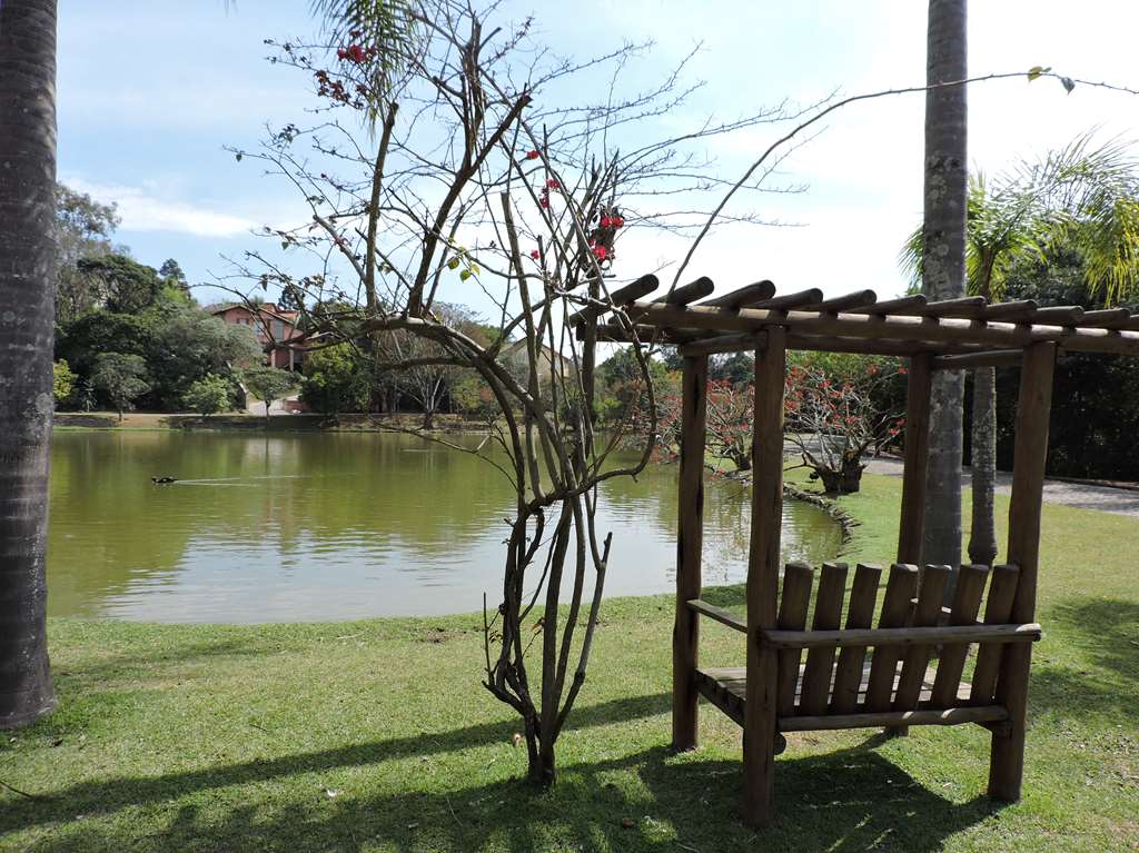 Casa com 4 dormitórios na Granja Viana / 322m², foto 2 de 52