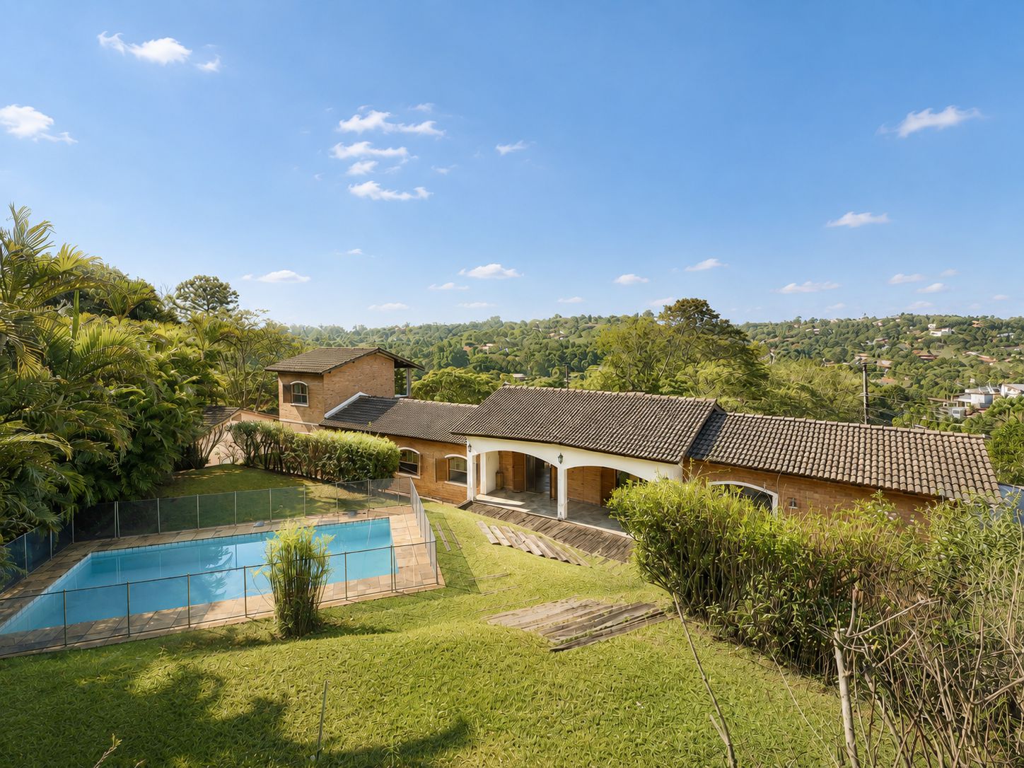 Casa com 4 dormitórios na Granja Viana / 322m², foto 1 de 52