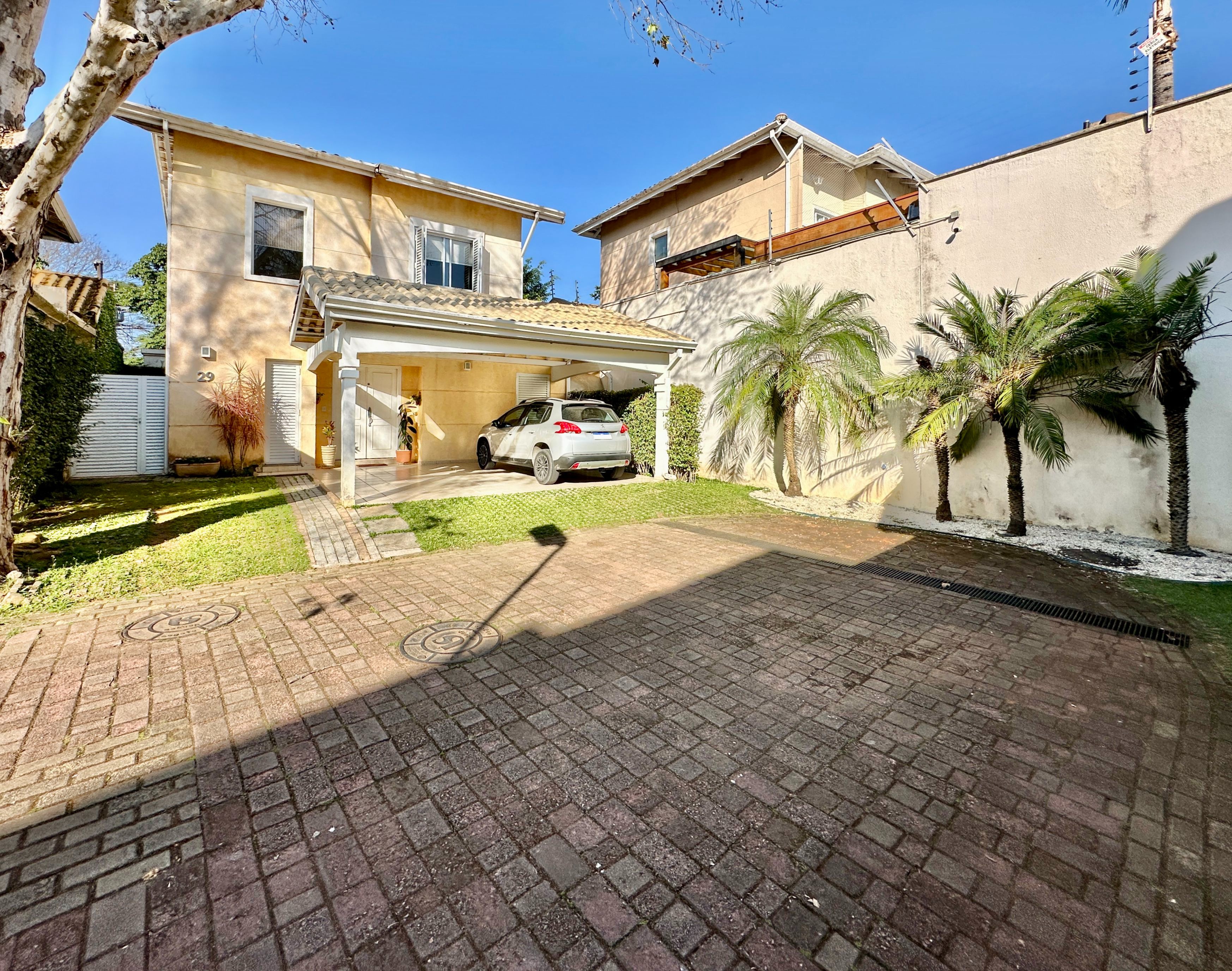 Casa Impecável na Granja Viana com 4 dormitórios / sendo 2 suítes, foto 1 de 51