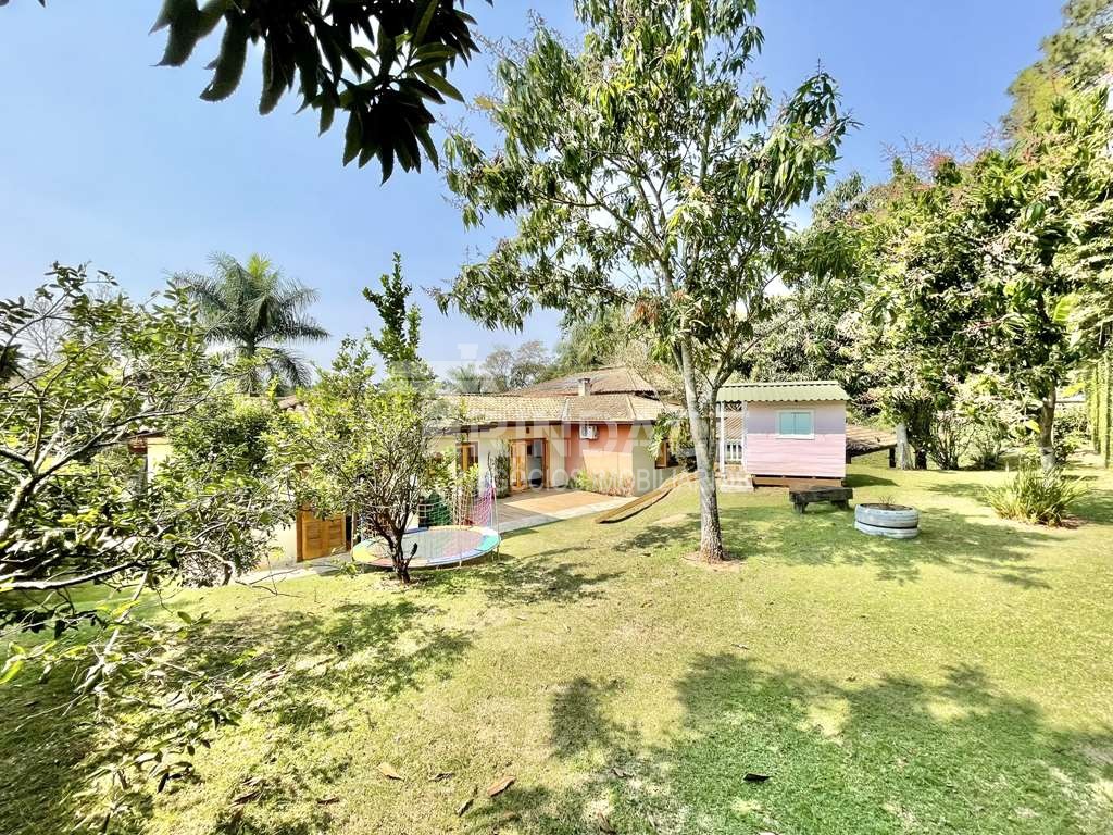 Casa com 4 suítes, piscina e campo de futebol na Granja Viana, foto 17 de 48
