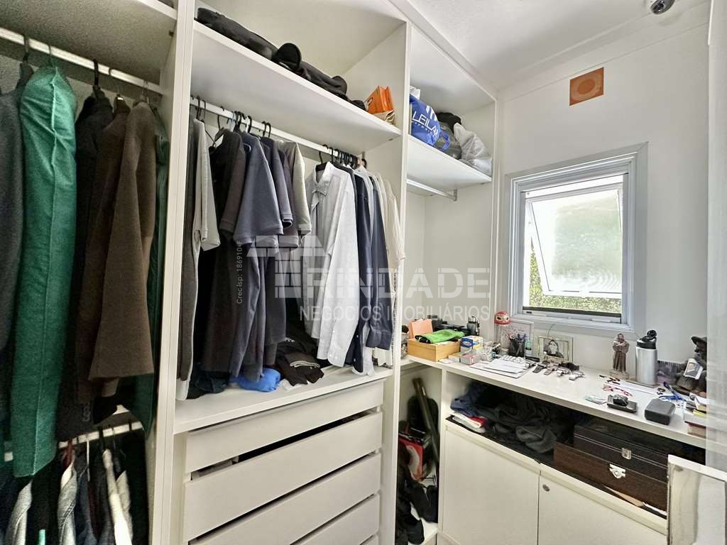 Casa ampla com 5 dormitórios / 4 suítes (1 no térreo) na Granja Viana, foto 35 de 47