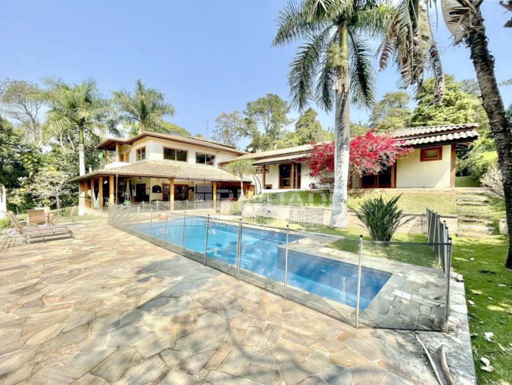 Casa com 4 suítes, piscina e campo de futebol na Granja Viana, foto 1 de 48
